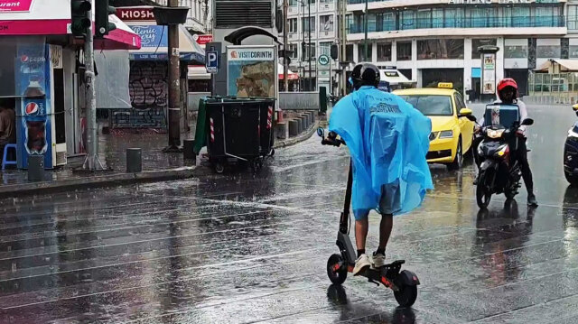 Ξαφνική μπόρα στο κέντρο της Αθήνας - Δείτε βίντεο