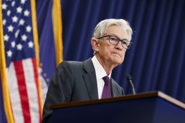 FED: Παράθυρο για μείωση επιτοκίων από τον Πάουελ - Νέες αιχμές κατά της πολιτικής Τραμπ