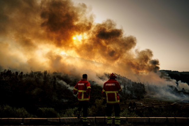 Νεκρός 45χρονος πυροσβέστης στη μάχη με τις φλόγες στην Πορτογαλία