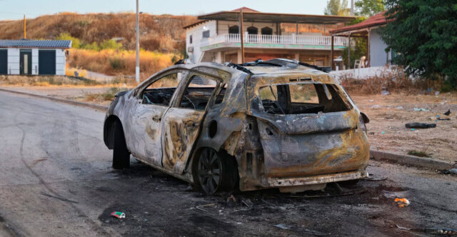 Ζεφύρι: Πώς έγινε η άγρια ληστεία μεταξύ Ρομά που είχαν βεντέτα - Τρεις τραυματίες και ένα καμένο αυτοκίνητο