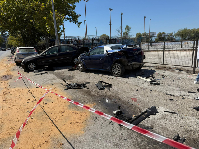 Τρελή πορεία αυτοκινήτου στη Θεσσαλονίκη: Έπεσε πάνω σε σταθμευμένα ΙΧ, συνελήφθη ο 31χρονος οδηγός - Δείτε βίντεο