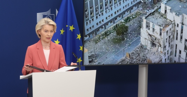 Ούρσουλα φον ντερ Λάιεν: Συνομιλίες με Ζελένσκι και Τραμπ για τη νέα φονική επίθεση της Ρωσίας στο Κίεβο