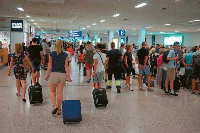 ΤΟΥΡΙΣΜΟΣ: ΑΥΞΗΣΗ 5,3% ΜΕ 15,2 ΕΚΑΤ. ΔΙΕΘΝΕΙΣ ΑΕΡΟΠΟΡΙΚΕΣ ΑΦΙΞΕΙΣ ΣΤΟ ΕΠΤΑΜΗΝΟ, ΑΛΛΑ ΜΕΙΩΣΗ ΣΤΙΣ ΚΥΚΛΑΔΕΣ