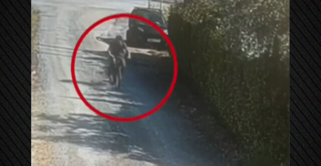 Η στιγμή που ο 62χρονος αλλοδαπός εμπρηστής φεύγει με mountain bike από το σημείο που ξέσπασε η φωτιά στην Παιανία