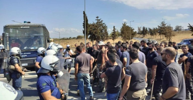 Συγκέντρωση των κτηνοτρόφων στον κόμβο του αεροδρομίου Ηρακλείου - «Μπλόκο» της ΕΛΑΣ στην περιοχή, δείτε φωτογραφίες