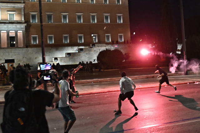 Πέταξαν μολότοφ στην πλατεία Συντάγματος - Δείτε βίντεο και φωτογραφίες