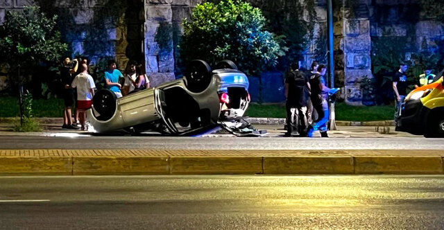 Αυτοκίνητο αναποδογύρισε στη λεωφόρο Αμαλίας - Τραυματίσθηκε ελαφρά ο οδηγός