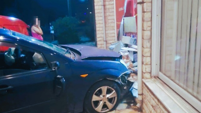 Τροχαίο στο Μεσολόγγι: Αυτοκίνητο «καρφώθηκε» σε κατάστημα – Ο οδηγός εγκατέλειψε το σημείο