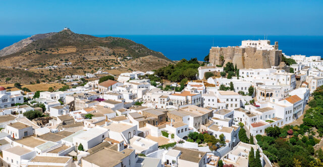 Κολυμπώντας σε σκουπίδια και λάσπη, γράφει η taz για την Πάτμο