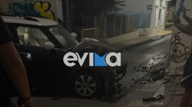 Τροχαίο στη Χαλκίδα: Αυτοκίνητο παρέσυρε κολωνάκια και κατέληξε στη μέση του δρόμου, δείτε βίντεο