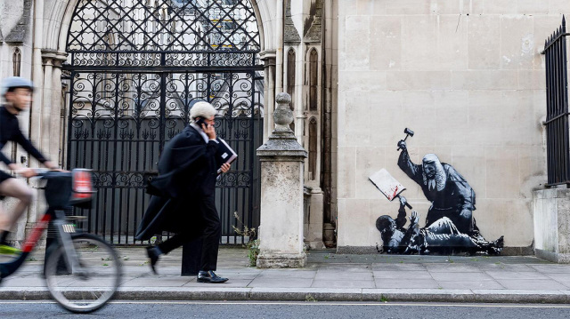 Ο Banksy «ξαναχτυπά»: Το γκράφιτι στα Δικαστήρια του Λονδίνου που προκάλεσε αντιδράσεις