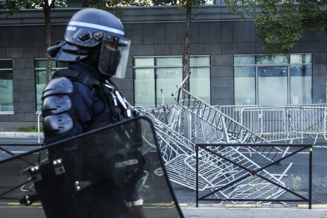 Γαλλία: Ακροαριστερές οργανώσεις «βλέπει» ο υπ. Εσωτερικών πίσω από τις ταραχές - «Επί ποδός πολέμου» 80.000 αστυνομικοί