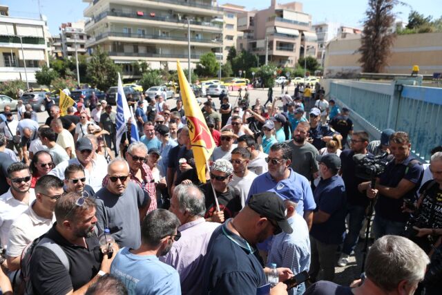 Δεν έγιναν δεκτοί στο υπουργείο Μεταφορών οι οδηγοί των ταξί, συνεχίζουν την πορεία τους προς τον Πειραιά