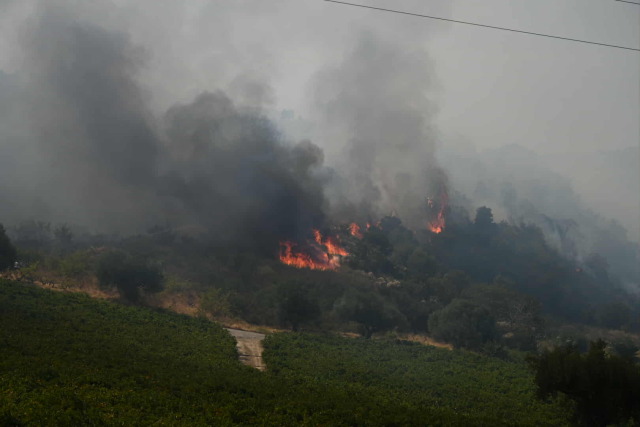 Μαίνεται η φωτιά στο Άλσος Αχαΐας - Εκκενώνονται οι οικισμοί Μερτίδι, Λάκκα και Τούμπα, ενισχύθηκαν οι πυροσβεστικές δυνάμεις