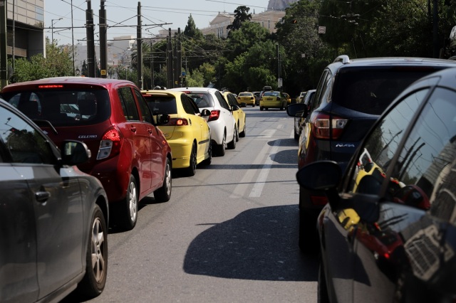 Ακινητοποιήθηκε λεωφορείο στη Βασιλίσσης Αμαλίας - Αυξημένη κίνηση στο σημείο