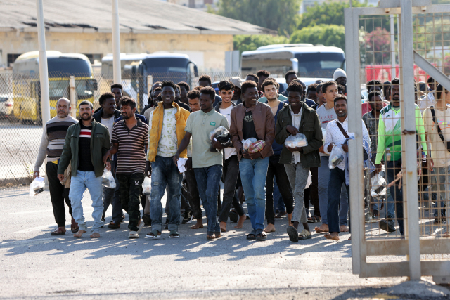 Πάνω από 1.000 μετανάστες στη δομή της Αγυιάς Κρήτης ενώ συνεχίζουν να φτάνουν βάρκες