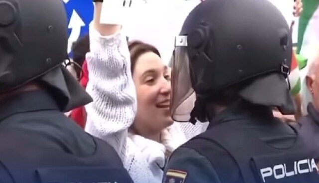 «Ένας έρωτας γεννιέται;»: Viral η αλληλεπίδραση νεαρής διαδηλώτριας με αστυνομικό σε πορεία υπέρ των Παλαιστινίων στην Ισπανία