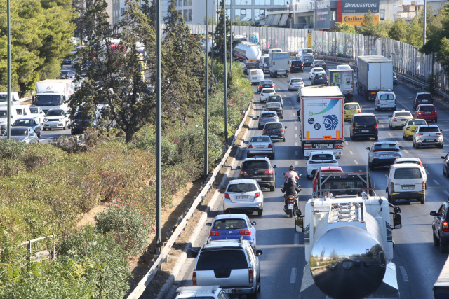 Στο «κόκκινο» οι δρόμοι της Αθήνας: Μεγάλο μποτιλιάρισμα σε Αττική Οδό και Κηφισό