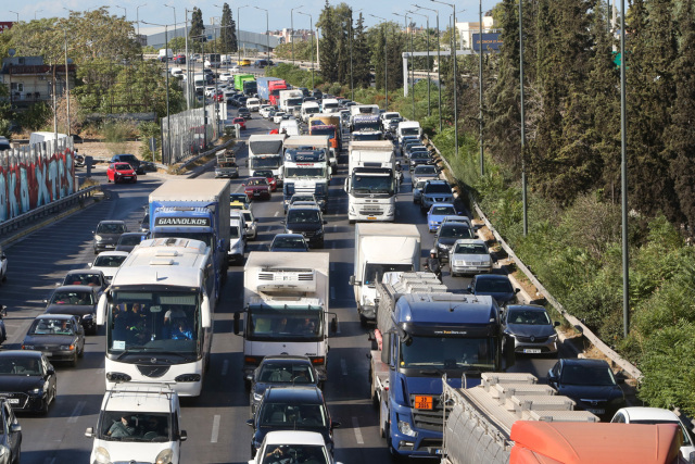 Κυκλοφοριακά προβλήματα στον Κηφισό μετά από τροχαίο στο ύψος της Λιοσίων, καθυστερήσεις στο ρεύμα προς Πειραιά