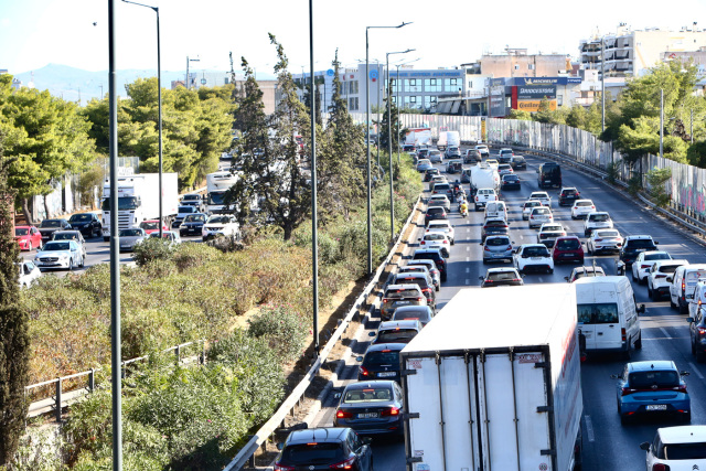Τροχαίο στον Κηφισό, φορτηγό συγκρούστηκε με ΙΧ - Αυξημένη κίνηση
