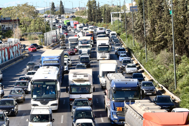 Κίνηση στους δρόμους: 30λεπτες καθυστερήσεις στην Αττική Οδό, χαμηλές ταχύτητες και στον Κηφισό