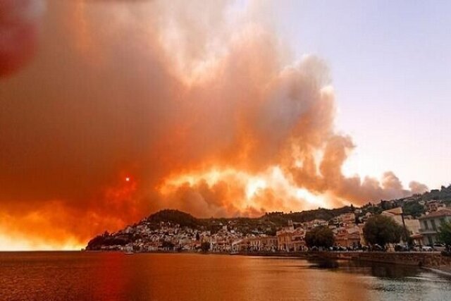 Πύρινος εφιάλτης στην Αττάλεια: Μαζικές εκκενώσεις, θυελλώδεις άνεμοι και πάνω από 800 πυροσβέστες στη μάχη - Δείτε βίντεο