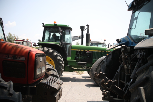 Αγρότες απέκλεισαν συμβολικά την Εθνική Οδό Θεσσαλονίκης - Νέων Μουδανίων