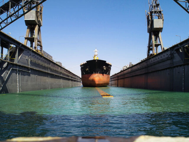 Φωτιά σε πλωτή δεξαμενή για επισκευές πλοίων στον Ασπρόπυργο