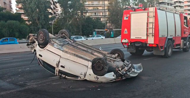 Ντελαπάρισε αυτοκίνητο στη λεωφόρο Ποσειδώνος - Κίνηση στο ρεύμα προς Γλυφάδα, δείτε βίντεο