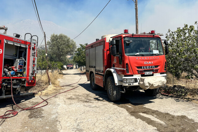 Οριοθετήθηκε η φωτιά έξω από τα Φάρσαλα