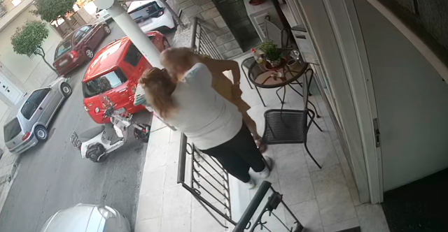 Η στιγμή που Ρομά αγκαλιάζει ηλικιωμένη και της αρπάζει την αλυσίδα - Η ανάρτηση του γιου του θύματος