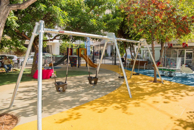 Δήμος Αθηναίων: Παραδόθηκαν δύο ανακαινισμένες παιδικές χαρές σε Νέο Κόσμο και Παγκράτι