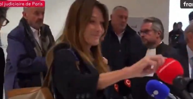 Σαρκοζί: Ενοχλημένη η Μπρούνι μετά την ανακοίνωση της απόφασης, κατέβασε μικρόφωνο δημοσιογράφου - Δείτε βίντεο