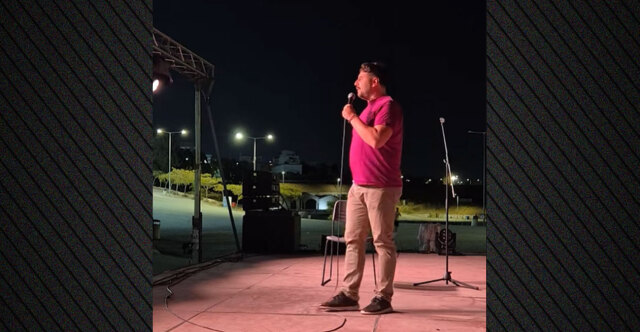 Σάλος με τον κωμικό Πάρι Ρούπο - Συσχέτισε την ελληνική σημαία με βοθρολύματα και τον απέλυσε η Pizza Fan