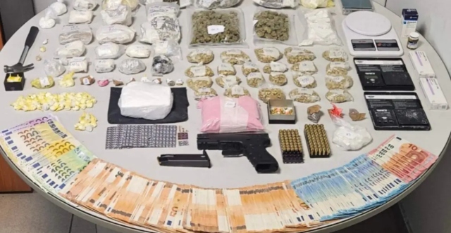 Συνελήφθη 47χρονος στη Θεσσαλονίκη που διατηρούσε «σούπερ μάρκετ» ναρκωτικών στο διαμέρισμά του - Δείτε βίντεο