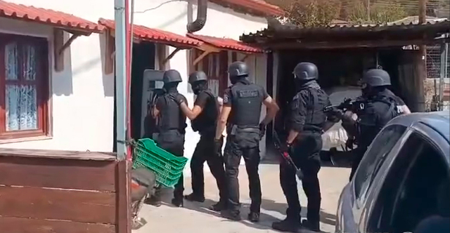 Η στιγμή που ένοπλοι αστυνομικοί των ΟΠΚΕ κάνουν έφοδο σε σπίτι 62χρονου που έκοβε ξύλα από το δάσος της Αρέθουσας και τα πουλούσε
