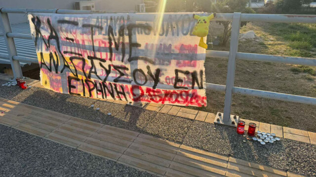 Λουλούδια, κεριά, ζωγραφιές και σημειώματα στο σημείο που σκοτώθηκε ο 10χρονος Μάξιμος στην Ηγουμενίτσα