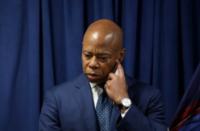 Αποσύρεται από την κούρσα για το δήμο Νέας Υόρκης ο νυν δήμαρχος - Φαβορί ο «Σοσιαλιστής» Μαμντάνι