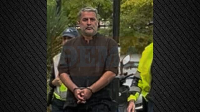 Με χειροπέδες ο Βασίλης Μπισμπίκης στην Ευελπίδων, απολογείται για το τροχαίο που προκάλεσε στη Φιλοθέη - Δείτε βίντεο