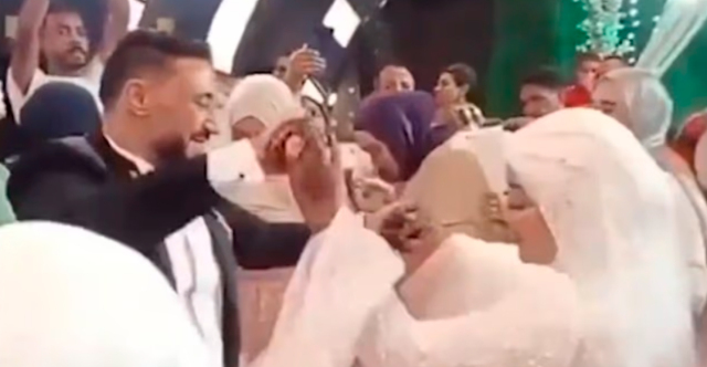 Γάμος εξελίχθηκε σε τραγωδία στην Αίγυπτο: Ο γαμπρός κατέρρευσε αφού υπέστη καρδιακή ανακοπή χορεύοντας με τη νύφη - Δείτε βίντεο