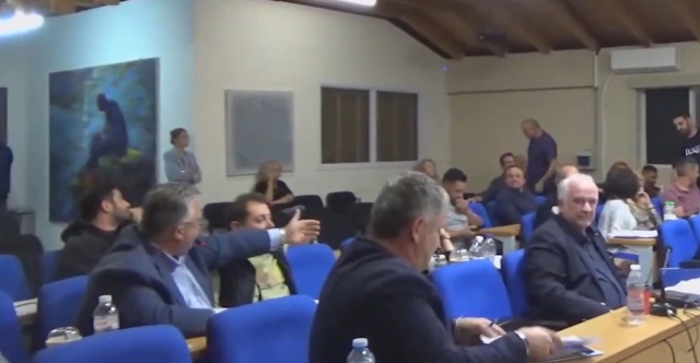 Πυρά και… γαλλικά στο δημοτικό συμβούλιο Μεσολογγίου: «Θα κυκλοφορείς στον δρόμο με φουστίτσα», είπε πρώην δήμαρχος, δείτε βίντεο
