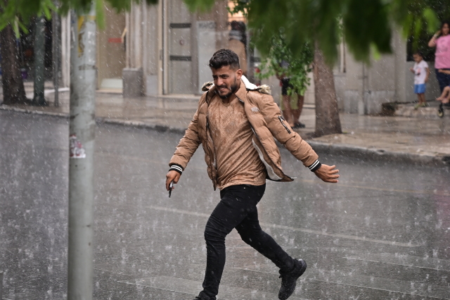 Μήνυμα του 112 για ισχυρές βροχές και καταιγίδες σε νησιά Ιονίου, Αχαΐα, Μεσσηνία και Ηλεία