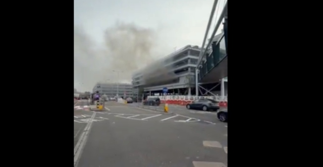 Πυρκαγιά στο αεροδρόμιο Χίθροου: Αυτοκίνητο τυλίχθηκε στις φλόγες σε πάρκινγκ στο Terminal 3, δείτε βίντεο