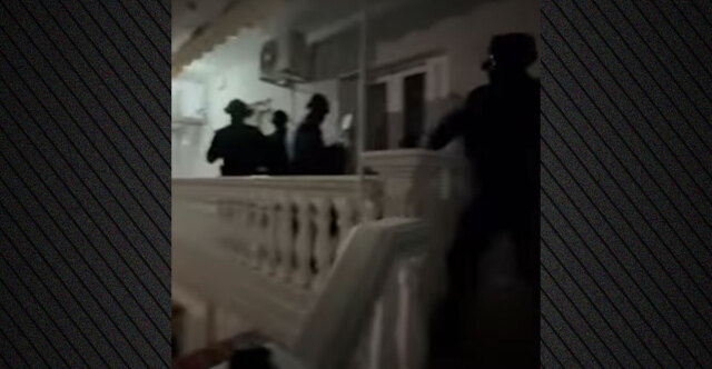 Η στιγμή που αστυνομικοί εισβάλουν σε σπίτι σπείρας που εξαπατούσε ηλικιωμένους - Η λεία της ξεπερνά τα 2 εκατ. ευρώ