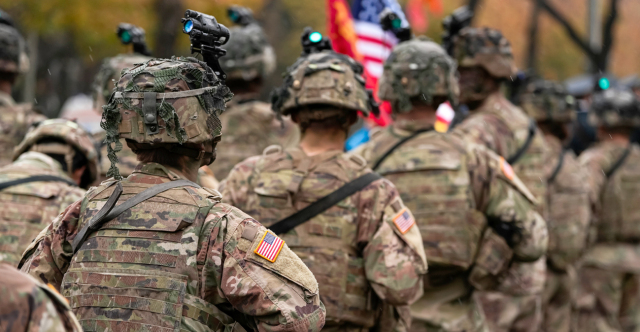 Ζητούμενο το «ήθος του πολεμιστή» για τον στρατό στις ΗΠΑ: Ζυγαριές, ξυριστικές μηχανές και ρήτρες στη MAGA εποχή