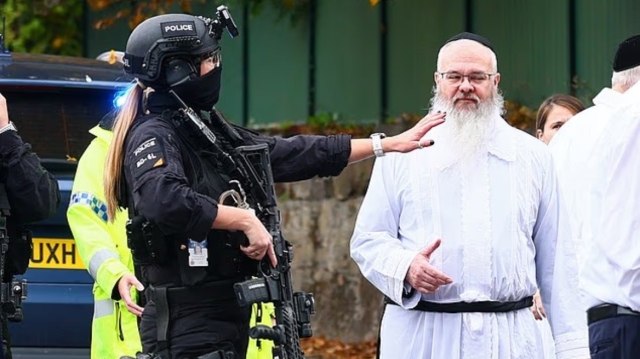 Ήρωες της επίθεσης σε Εβραϊκή συναγωγή στο Μάντσεστερ φρουρός ασφαλείας και ραβίνος