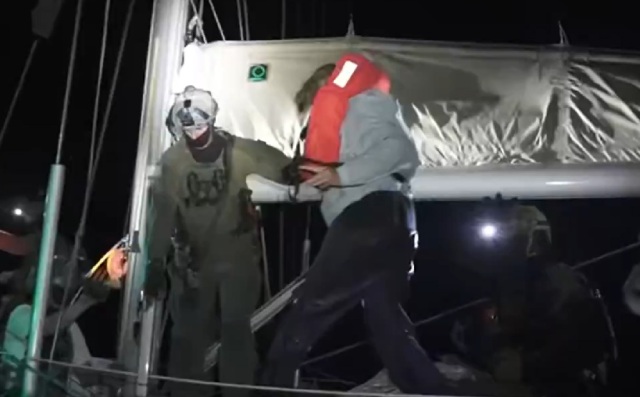 Ισραηλινοί ναύτες συλλαμβάνουν ακτιβιστές του στολίσκου της Γάζας - Δείτε νέο βίντεο από τους IDF