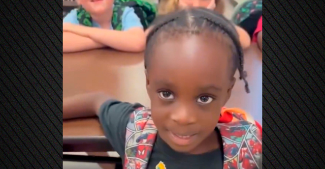 Δίχασε το «μοιάζεις με μαϊμού» από δασκάλα αντί για το happy birthday σε μαθητή στη Φλόριντα - Για ρατσισμό την κατηγορεί η μητέρα του