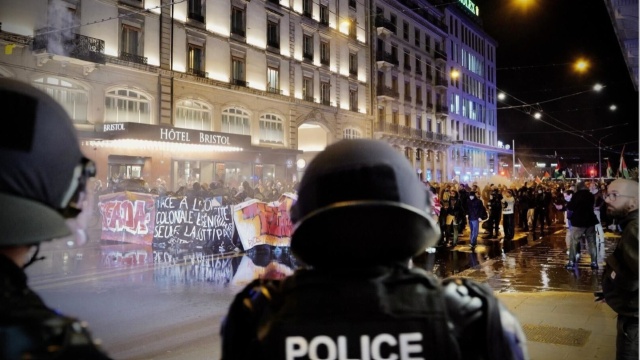 Χρήση χημικών από την ελβετική αστυνομία για να διαλύσει διαδήλωση υπέρ του στολίσκου στη Γάζα - Βίντεο