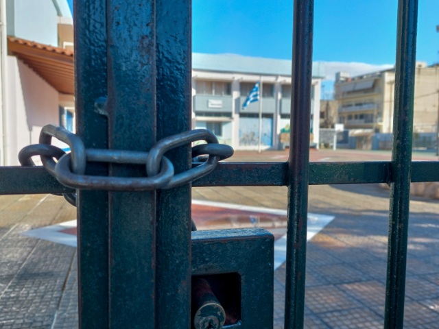 Άγρια συμπλοκή μαθητών με σκουπόξυλα στο Περιστέρι - Τραυματίστηκε μία καθηγήτρια